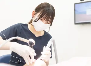 診療を行う女性スタッフ