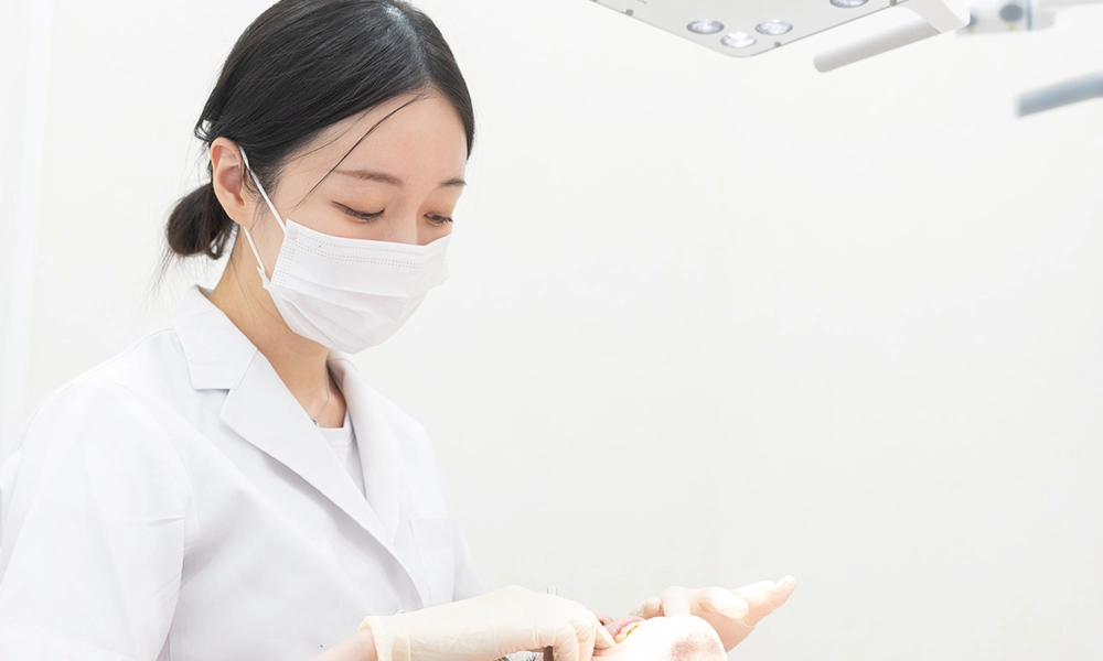 診療の準備をする白衣のスタッフ